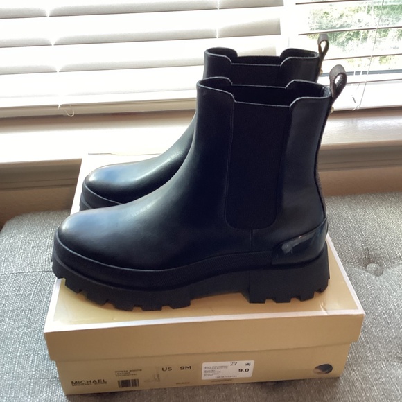 MICHAEL MICHAEL KORS Women's Rowan Pull-On Ankle Chelsea Booties, size 9, $260 - Picture 9 of 13